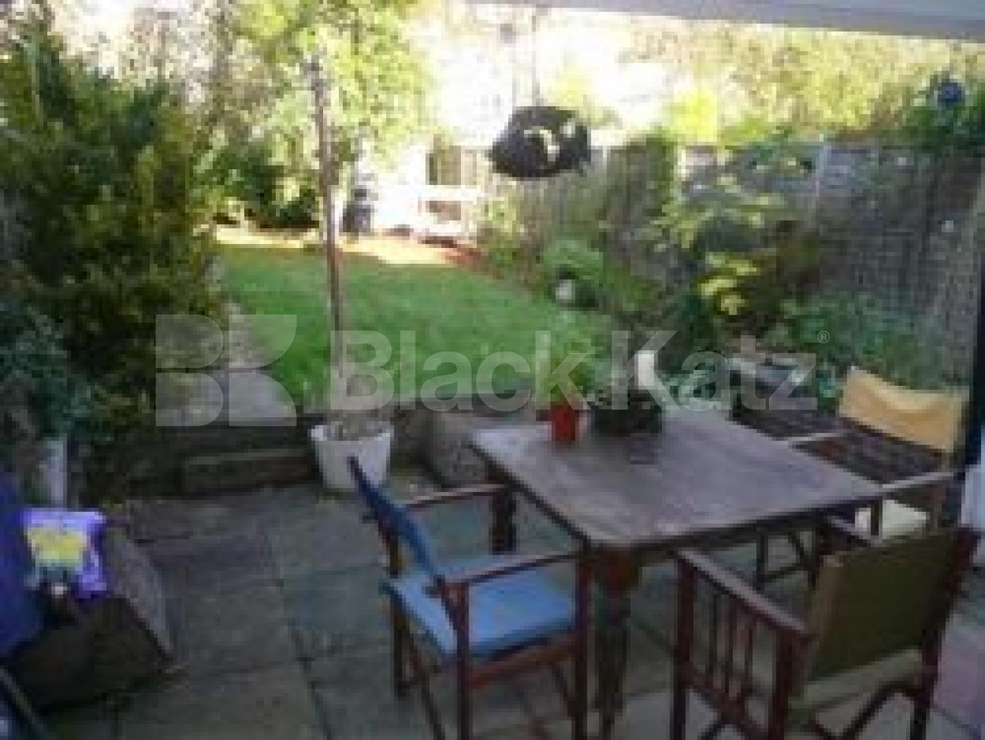 			VERY BIG HOUSE!!!, 4 Bedroom, 1 bath, 1 reception Flat			 Cecil Road, MUSWELL HILL N10